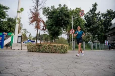 Lari, Tenis, dan Golf...
