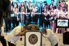 Sandiaga Uno Sujud Syukur,...