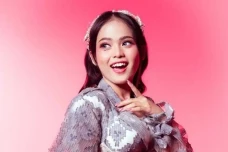 Putri Isnari Curhat...