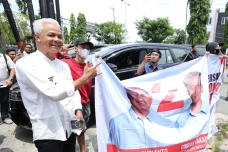 Dihadang Pendukung Prabowo...