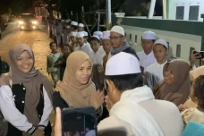 Dikunjungi Siti Atikoh,...