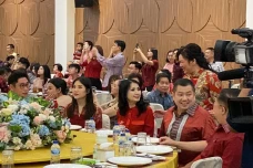 Rayakan Imlek, Hary...