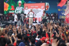 Kenakan Kaus Clean Government,...
