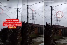 Nangkring di Tiang Sutet,...