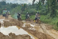 Jalanan Rusak Berat,...
