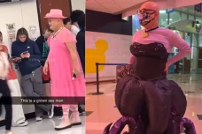 Viral! Pakai Baju Nyentrik,...