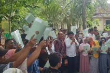 Menteri ATR Salurkan...