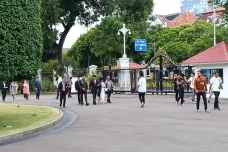 Tiba di Istana, Hadi...