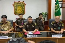 Kejagung Hentikan Operasional...