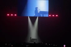 Putri Ariani Buka Konser...