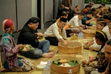 Tradisi Sadranan: Merayakan...