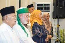 Khofifah Didoakan Cicit...