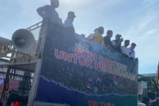 Orasi di Depan Gedung...