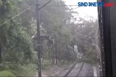 Perjalanan KRL hingga...