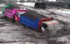 4 Truk Tambang Pasir...