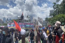Massa Aksi Mulai Penuhi...