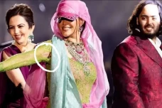Baju Rihanna Robek saat...