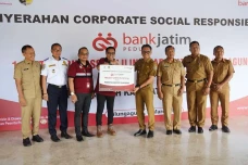 Bank Jatim Serahkan...