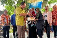 Warga Kebon Sirih Terbantu...