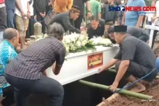 Isak Tangis Iringi Pemakaman...