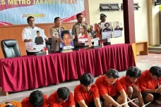 Dua Tahanan Kabur Polsek...
