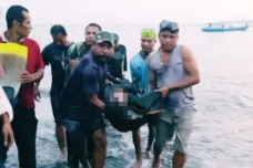 Tergulung Ombak di Perairan...