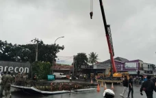 Reklame Besar Roboh...