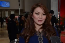 Hillary Brigitta hingga...