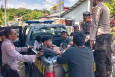 5 Pelaku Penganiayaan...