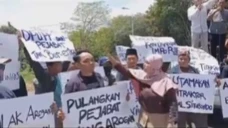 Ratusan Orang Demo Kantor...