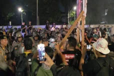 Unjuk Rasa di Depan...