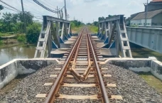 17 Kereta Api Berhenti...