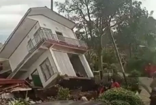 Viral Video Jalan Terbelah...