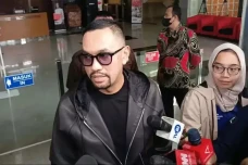 Periksa Ahmad Sahroni...