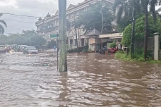 Kali Ciliwung Meluap,...
