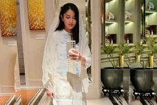 Dian Sastro Kenakan...