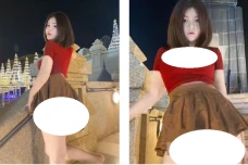 Berpose Seksi di Depan...