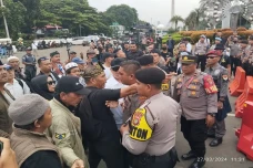 Dua Kubu Massa Demo...