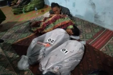 Ditinggal Ayah ke Warung,...