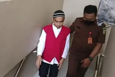 Menghina Nabi Muhammad,...