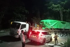 Truk Trailer Terjebak...