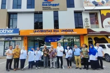Universitas Esa Unggul...