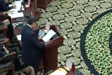 Di Hadapan Hakim MK,...