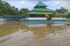 Banjir Terjang Teluk...