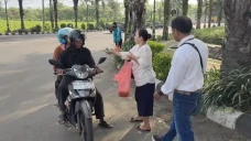 Bagikan 300 Paket Takjil...