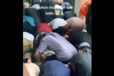 Viral! Jamaah Salat...