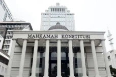 Guru Besar FH UI Ajukan...