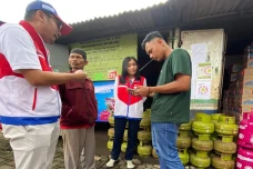 Penuhi Kebutuhan Lebaran,...