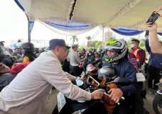 Menhub Bagikan Bingkisan...