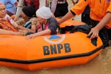 Banjir Bandang Rendam...